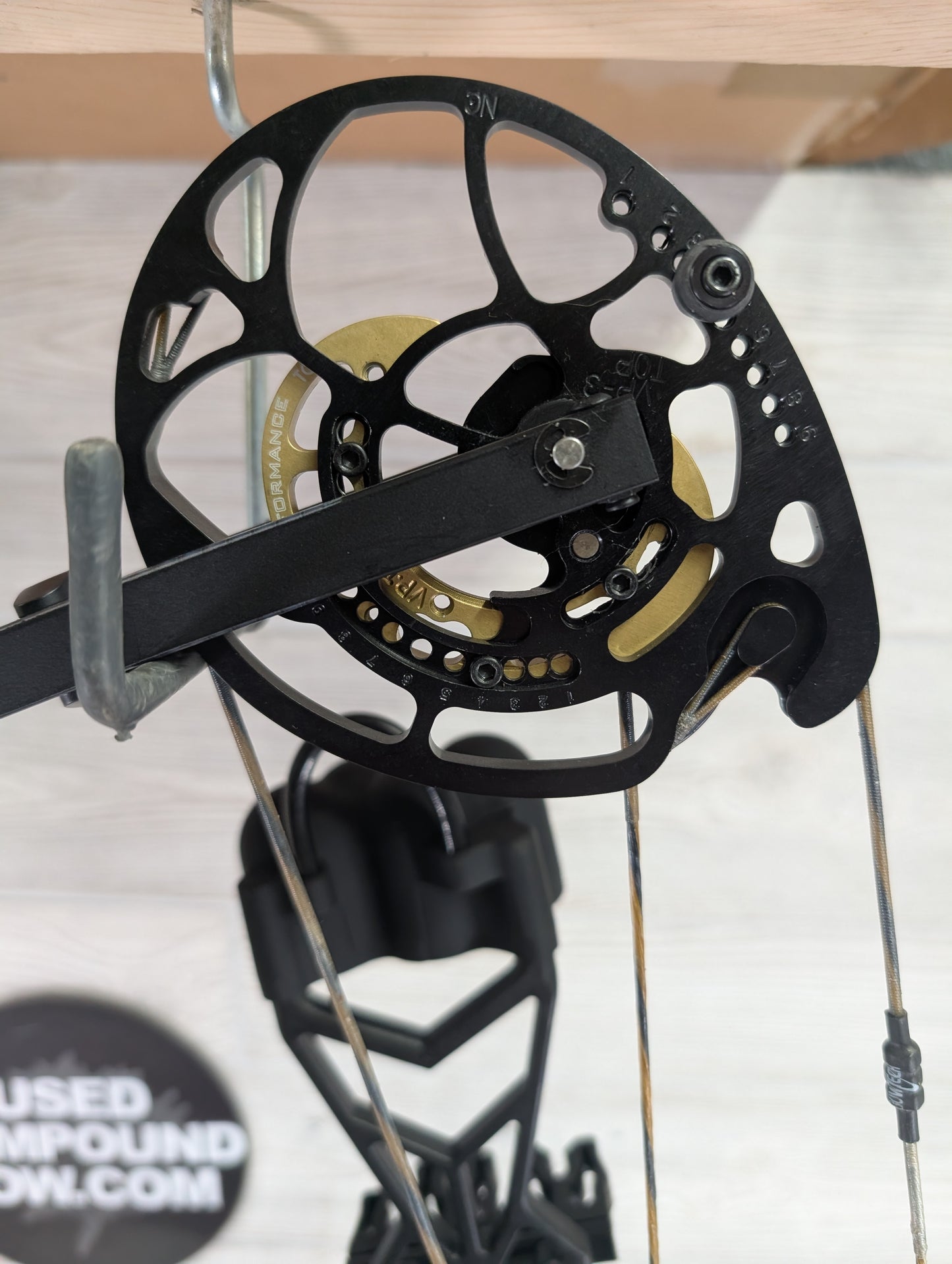 Bowtech Carbon Icon Right Handed 60-70# Camo package