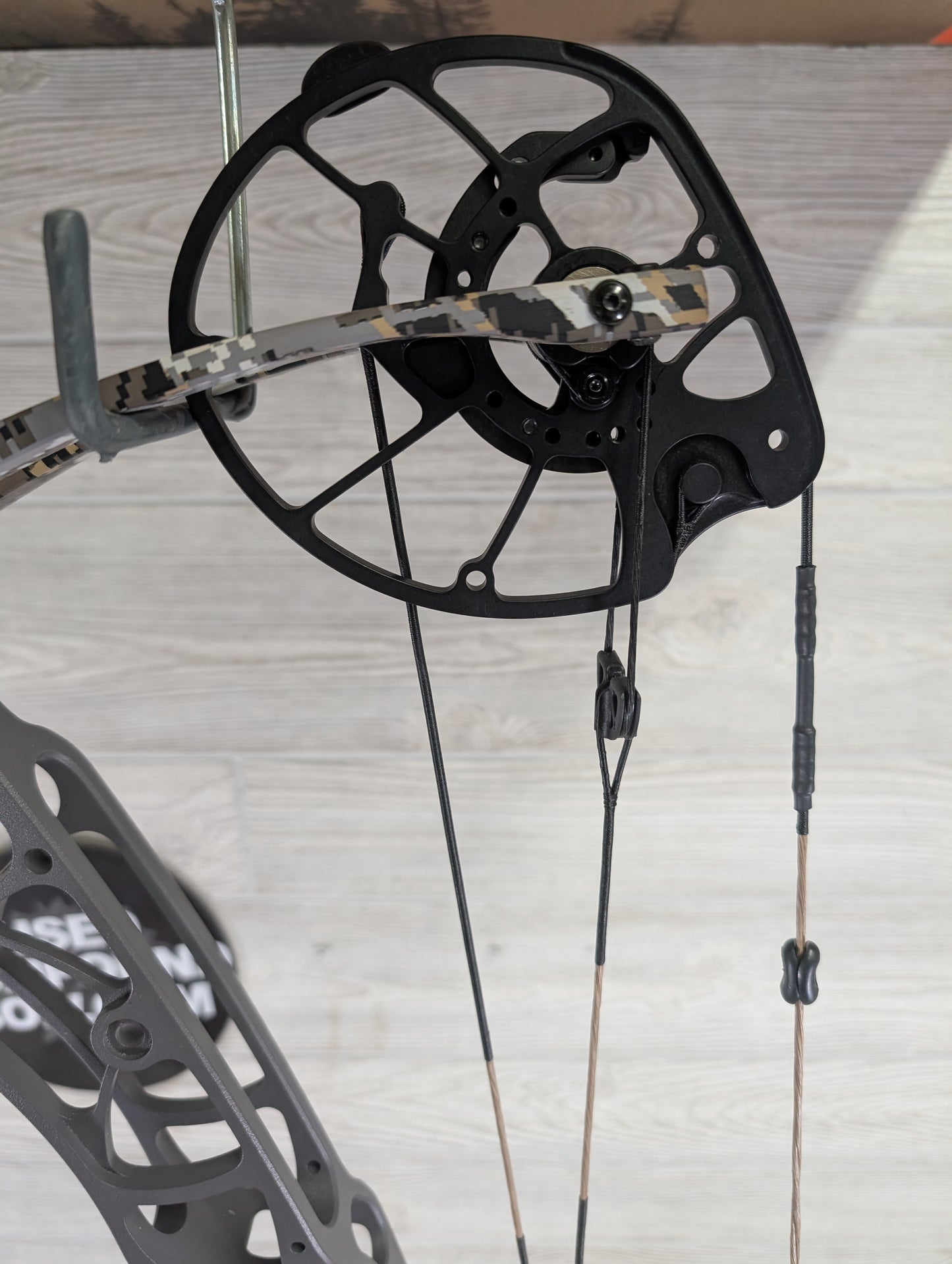 Used Hoyt Alpha AX-2 32 RH Tombstone Riser Optifade Limbs