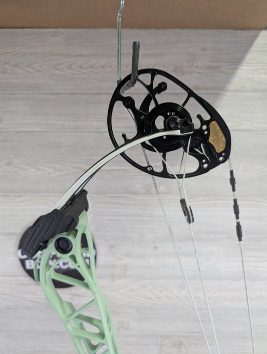 Used Mathews Title 38 (Gen 2) Mint White limbs Right Handed Target Bow